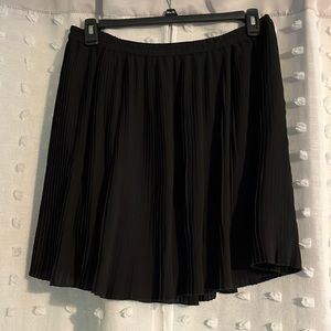 H&M Black Pleated Skirt in Large